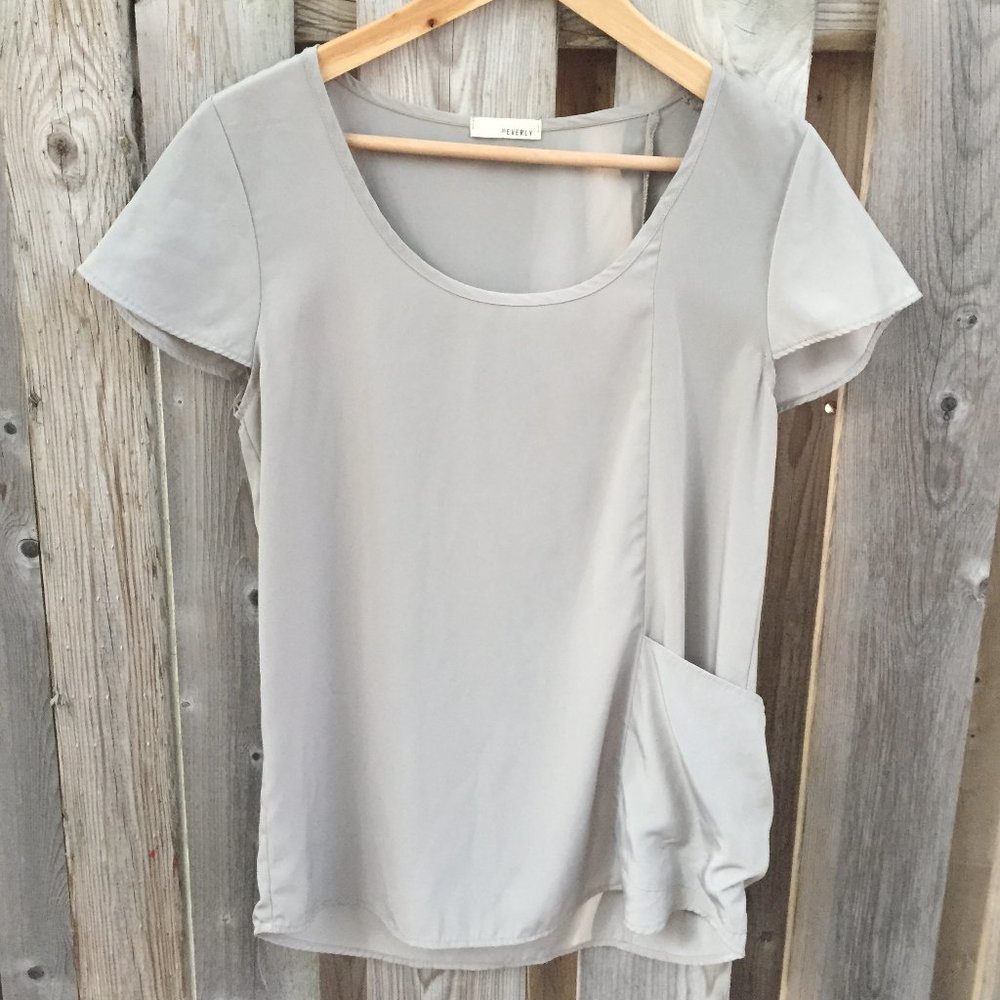 Everly grey popover short sleeve blouse with side pocket - size M